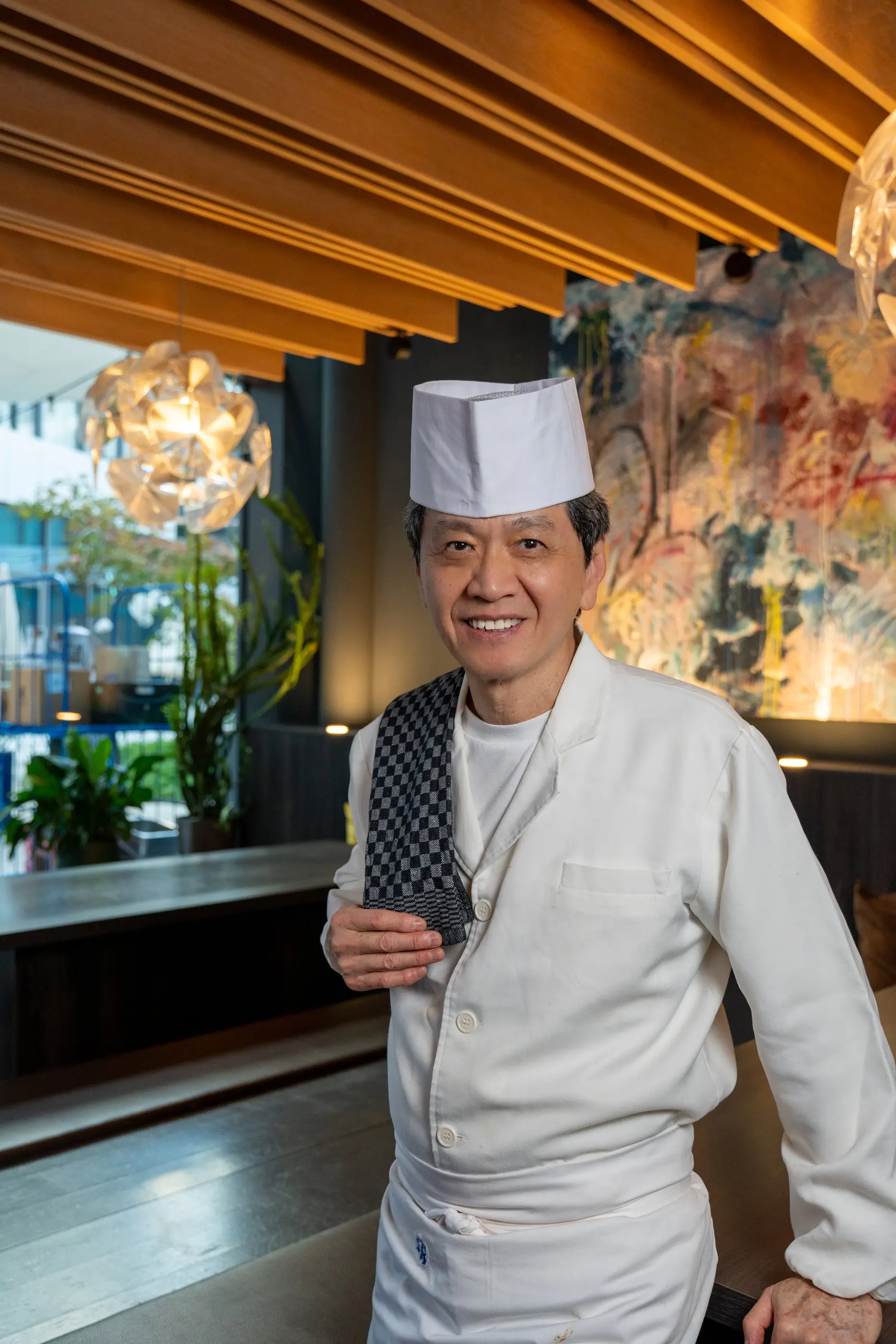 Portrait du maître sushi Robin E.J. Ong en veste blanche chez Mikôto Stuttgart