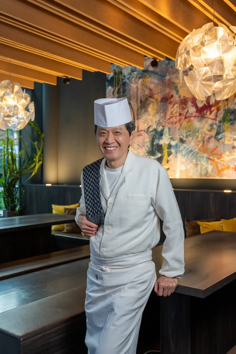 Le maître sushi Robin E.J. Ong dans la salle de Mikôto Stuttgart, sous le plafond en bois